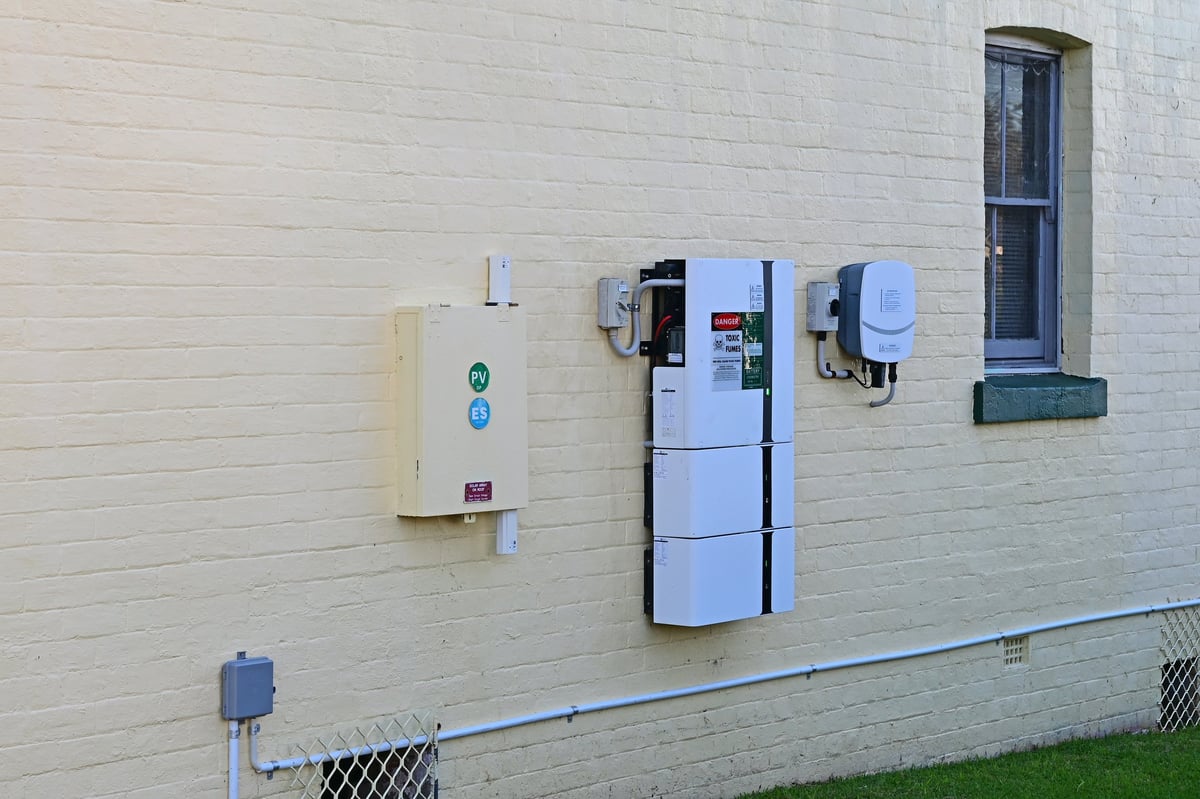 Zendure SolarFlow 3000 Mix AC+ thuisbatterij en omvormer gemonteerd aan een woningmuur
